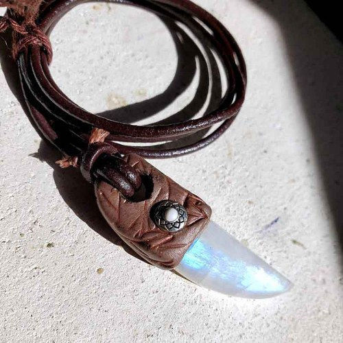 ムーンストーン牙のネックレス