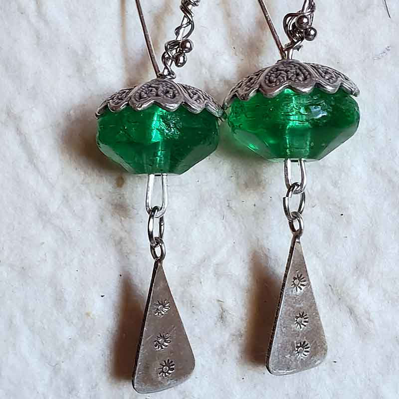 サムネイル： ウランガラスとシルバーチャームのピアス