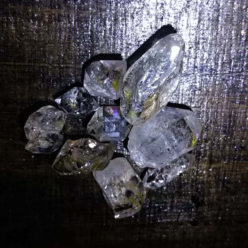 サムネイル： 蛍光する水晶・オイルクオーツ　マジカルリング原石スタイル