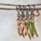 くすみピンクとくすみグリーンの大人かわいいリボンイヤリング