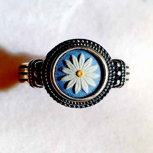 デイジー飾りのウェッジウッドジャスパーウェアリング | ハンドメイド