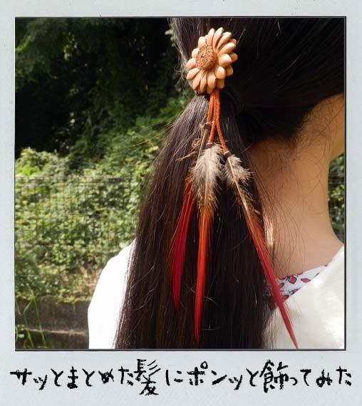 レザーフラワーと赤い羽根のトライバルな髪飾り