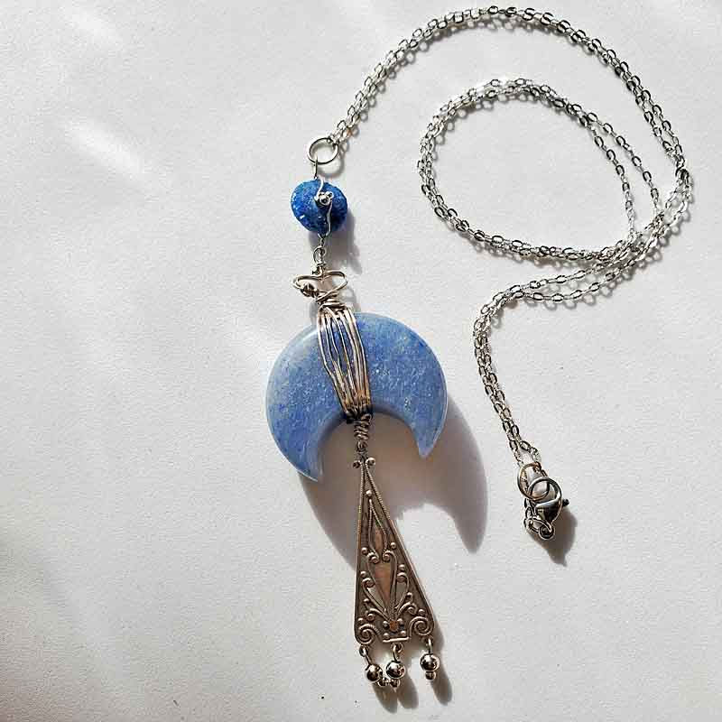 サムネイル： ブルーアゲート（青メノウ）の三日月ロングペンダント