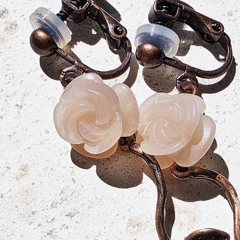 サムネイル： 石の薔薇のイヤリング・ピーチクォーツ