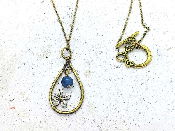 ディープアクアマリンと銀の花のネックレス