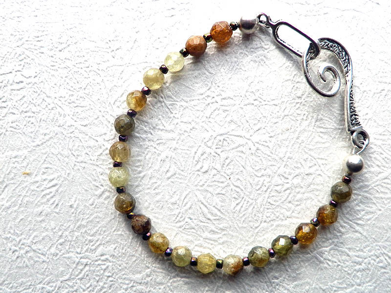 サムネイル： 木漏れ日射す森の色！グリーンガーネットのブレスレット