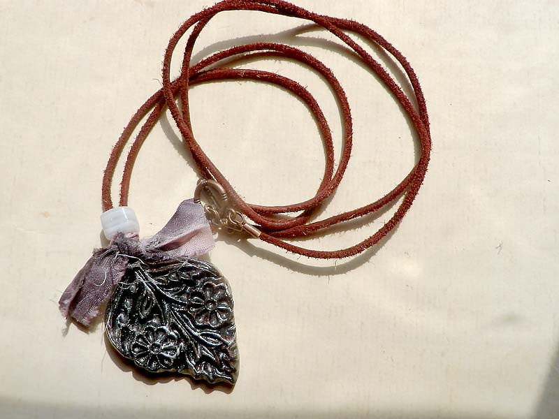 インディアンフラワー　ボヘミアンネックレス～ブラックｘアンティークシルバー