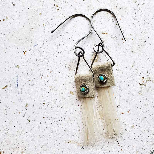 お守りアイテム・馬の毛のタッセルのピアス2種 | ハンドメイド  