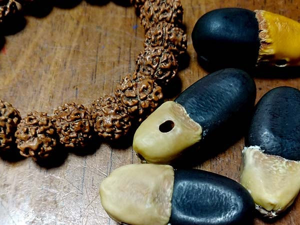 菩提樹の実とマカーの豆