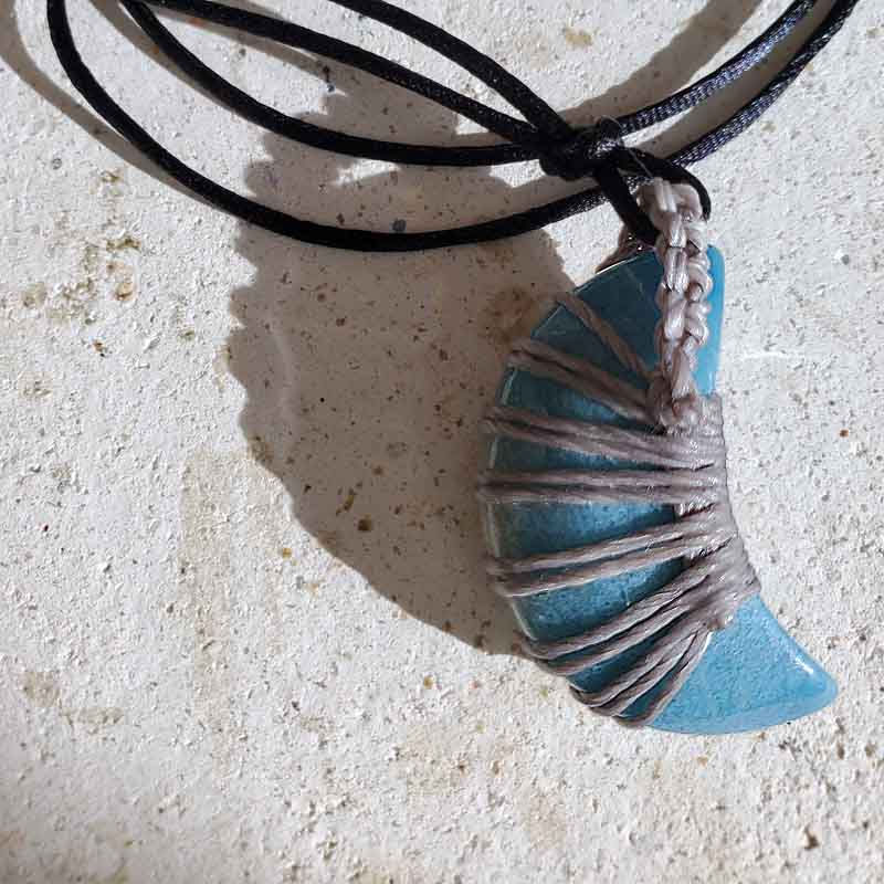 サムネイル： 妖精の石・トロレアイトペンダントM～青い三日月