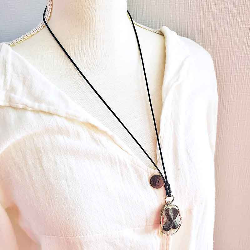 サムネイル： 妖精の十字架・スタウロライト（十字石）ペンダント・大