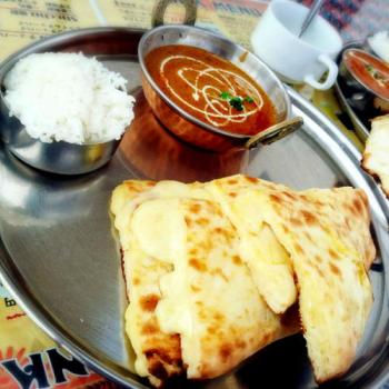 チーズナンとカレー