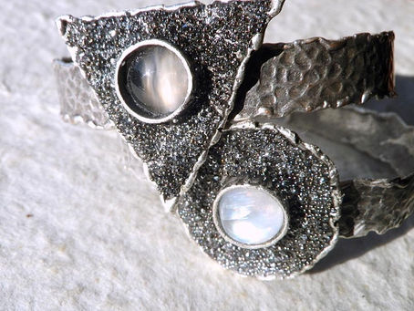 新月と満月のバングルブレスレット