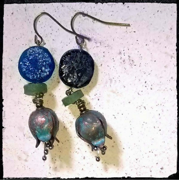 スズランとローマンガラスのピアス