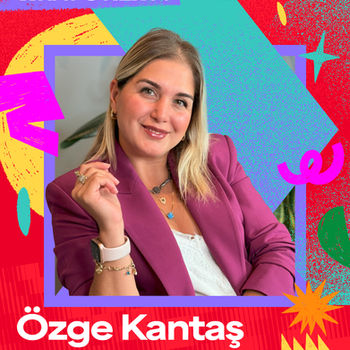 Dr. Özge Kantaş, St. John Fisher Üniversitesinde Yardımcı Doçent olarak görev yapmaktadır; sosyal ve kişilik psikolojisi alanında doktora derecesine sahiptir. FEPTO (Federation of European Psychodrama Training Organizations) ve ABE (American Board of Examiners) sertifikalı bir psikodramatist olarak, deneyimsel öğrenme ve motivasyon araştırmalarını eylem temelli yöntemlerle harmanlayarak bireylerin ve kurumların gelişim, dönüşüm ve esenlik süreçlerini desteklemektedir. SDT/Self-Determination Theory’yi (Öz-Yönetim Kuramı) psikodrama ile harmanladığı bir yaklaşımı zamanla geliştiren ve hala her şeye oyun gözüyle bakan Özge, son zamanlarda insanların kendi kendilerine yardım edebilmeleri ve kendi benlik müesseselerinin yöneticisi olmayı anlatan bir yaklaşım olan Kendine Psikolog kavramını ortaya koydu. St. John Fisher Üniversitesi’nde hem Psikoloji hem de İşletme bölümlerinde dersler vermekte, motivasyon ve esenlik laboratuvarında öğrencileriyle Self-Determination Theory üzerine deneyler yürütmektedir. Şirketlerin hem iç müşterisi olan çalışanlarına, hem dış müşterisi olan kullanıcılarına, hem de kendi yönetim ekibindeki iç ilişkilerine dair strateji, müdahale ve içerikleri konusunda yürüttüğü çalışmalar uluslararası projelerle ve ABD’de ulusal düzeyde meslek örgütlerindeki başkanlık görevleriyle devam ediyor.