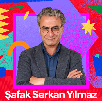 Şafak Serkan Yılmaz, Türk karikatür dünyasının tanınmış isimlerinden biridir.
Fermuar, Penguen, Lombak mizah dergilerinde karikatürler ve çizgi romanlar çizmiştir.
“Dudullu Postası” köşesi ve karikatürleriyle geniş bir okuyucu kitlesine ulaşmıştır. “Dudullu Postası” köşesinin televizyon dizisi de yapılmış, eserin senaryo ve sanat ekiplerinde yer almıştır.
Ressamdır. Yıllarca Bob Ross tarzıyla yağlı boya resim eğitimleri vermiştir ve kendi yaptığı tabloları vardır.
Terzidir, kıyafetler tasarlar ve diker.
Heykeller yapar.
Mucittir, kendi tasarladığı komik icatları vardır. Hırsızla konuşan lazer alarm, stop-motion makinesi, hurda demirlerden bisiklet, travmay yolunda giden dekovil gibi icatları ve işleri vardır.
Kuklalar yapar, vantrolog olarak onları konuşturur.
Slackline, top çevirme, poi gibi hippi oyunları oynar.
Carl Gustav Jung psikolojisine bayılır. “Otostopçunun Galaksi Rehberi” başucu kitabıdır. Özellikle ‘akışkanlar mekaniği’ olmak üzere fizik ve matematiği çok sever.
Bir doğa severdir. Bu yüzden bir “Gençler Kırsala” projesi yaparak 2 yıl boyunca Kaz Dağları’nda bir oba kurmuş ve yaşamıştır.
Yıllarca sahnelerde komedyenlik yapmıştır.
Çocukluğu ve gençliğinde oto boya, elektronik, forklift operatörlüğü, depoculuk, duvar boya badana işleri, ısıtma-soğutma-su basınçlandırma işleri, hidrofor ve dalgıç pompa tamirciliği, su sondajı, internet sitesi işleri gibi birçok iş kolunda başarıyla hizmet vermiştir.
Şimdi ise sosyal medyada içerik üreticiliği ve sahnelerde tiyatroculuk yapmaktadır.
Diploması yoktur. Evraklarda ‘okuryazar’ olarak geçer.