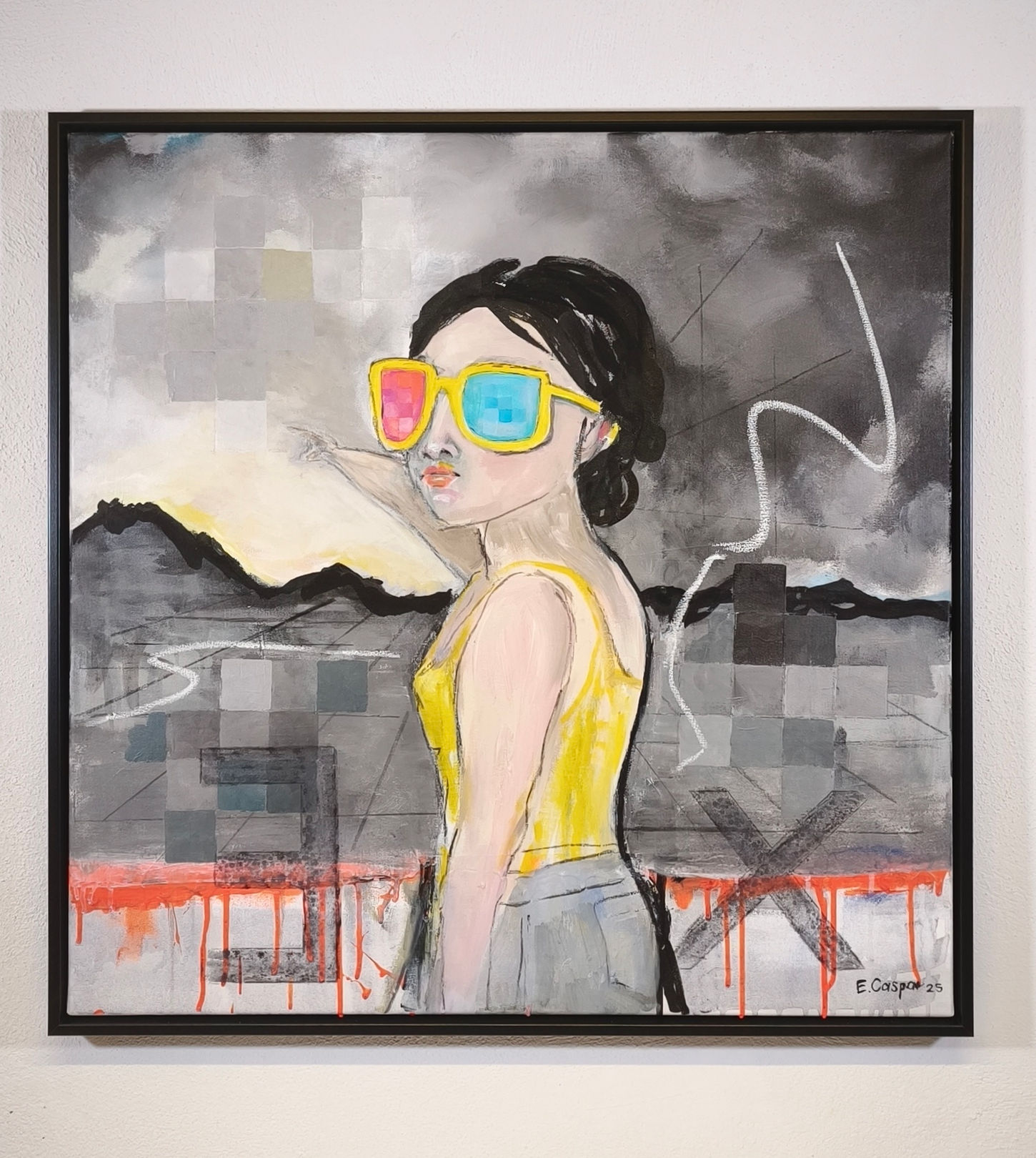 Eine junge Frau mit großer Brille in teilweise verpixelter Landschaft