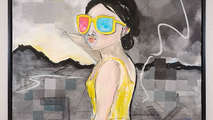 „Sehen“ verhandelt die Art und Weise, wie wir Wirklichkeit filtern, deuten und neu zusammensetzen. Die Figur steht vor einer weit geöffneten Landschaft. Es ist jedoch nicht entscheidend, was sie sieht, sondern wie sie sieht. Die großformatige Sonnenbrille wirkt wie ein Wahrnehmungsfilter, in dem Farbe, Licht und Fragment miteinander konkurrieren. Die Pixelstrukturen im Himmel und am Boden verweisen auf digitale Bildwelten und unterbrechen die Klarheit der Szene. Dadurch entsteht eine zweite Ebene des Sehens. Die Figur bewegt sich im Übergang zwischen Auflösung und Klarheit. Ihr Körper bleibt offen und malerisch, während der Raum durch grafische Linien, Kohlestrukturen und Rasterelemente präzise gefasst wird. Am unteren Bildrand bildet die Dripping-Zone ein Gegengewicht zu den geometrischen Setzungen. Sie erdet die Figur und bringt Bewegung und Materialität in die Fläche – ein sichtbares Echo des Arbeitsprozesses. „Sehen“ lädt dazu ein, den eigenen Blick zu reflektieren.

