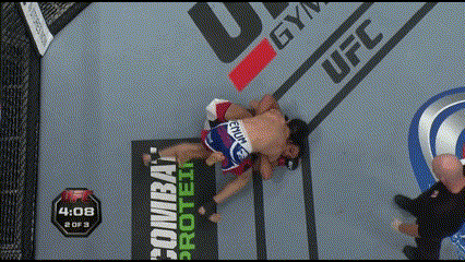 Nương theo lực cản của Hatsu Hioki, Oliveira nâng bổng đối thủ lên và tìm về vị trí 50/50.