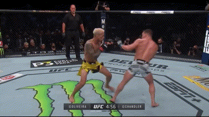 Không Weave sau khi thực hiện đòn Thẳng Phải vào bụng Oliveira, Chandler bị Oliveira đấm ngã bằng một đòn Móc Trái chính xác.