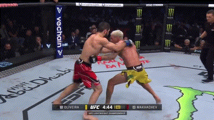 Chủ động tìm kiếm Double Collar Tie, Islam lên gối thành công vào bụng của Oliveira trước khi nghiêng mình giảm sang chấn từ đòn gối đánh trả của Do Bronx.