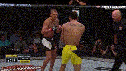 Những cú đá thân - Middle Kick - của Pettis khiến Oliveira bị choáng vì đau,