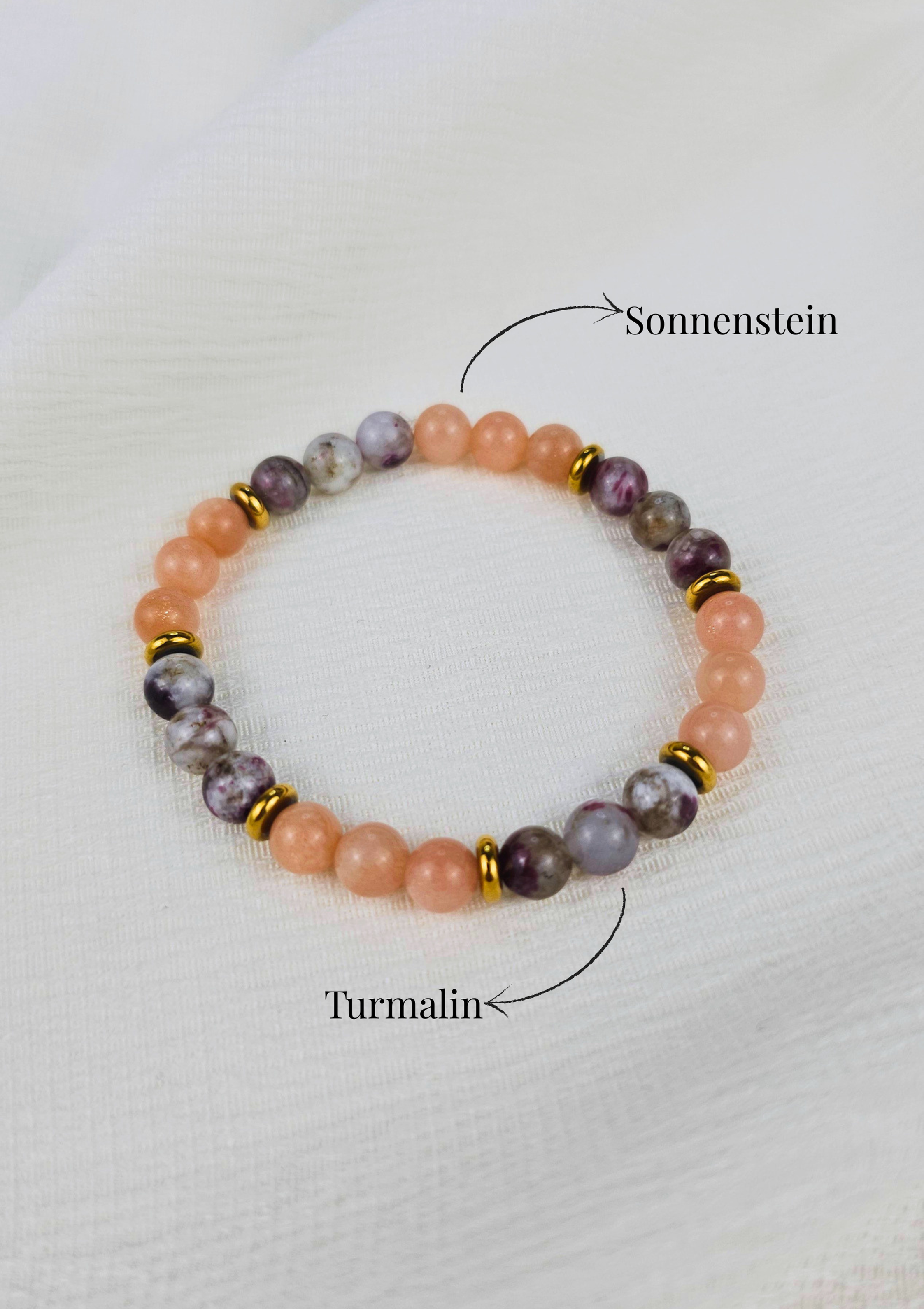 Velora Edelsteinarmband aus Sonnenstein und Turmalin mit goldfarbenen Details, handgefertigtes Schmuckstück von ASTIBLE.