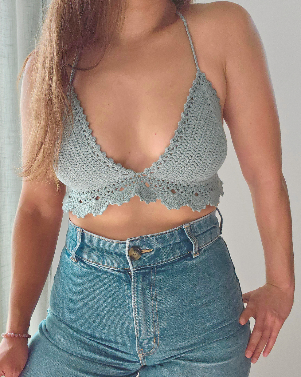 Mirella handgehäkeltes Crop Top aus 100% Baumwolle in Eisblau mit femininem V-Ausschnitt und filigraner Häkelstruktur