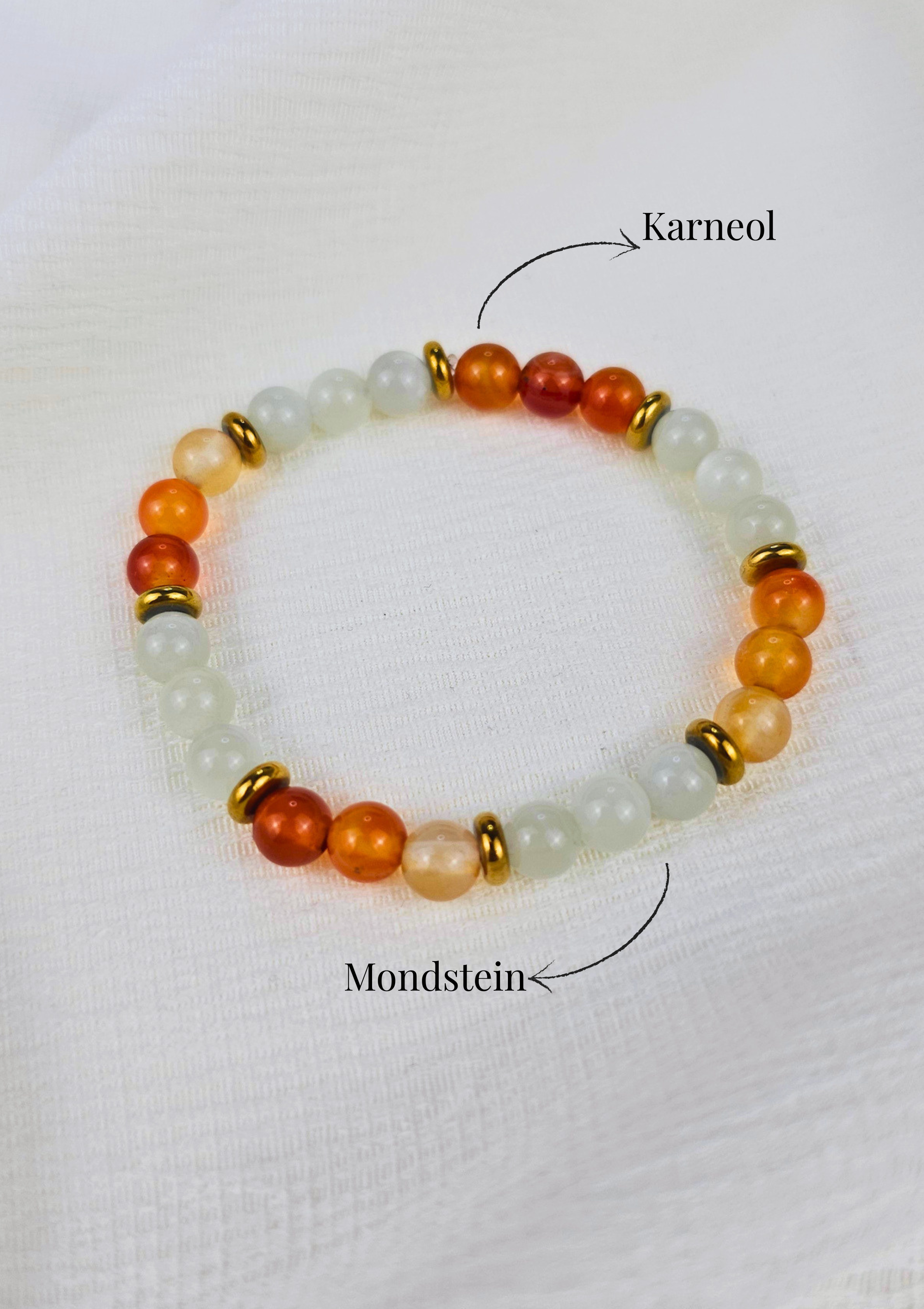 Soléa Edelsteinarmband aus Karneol und Mondstein mit goldfarbenen Details, handgefertigter Schmuck von ASTIBLE.