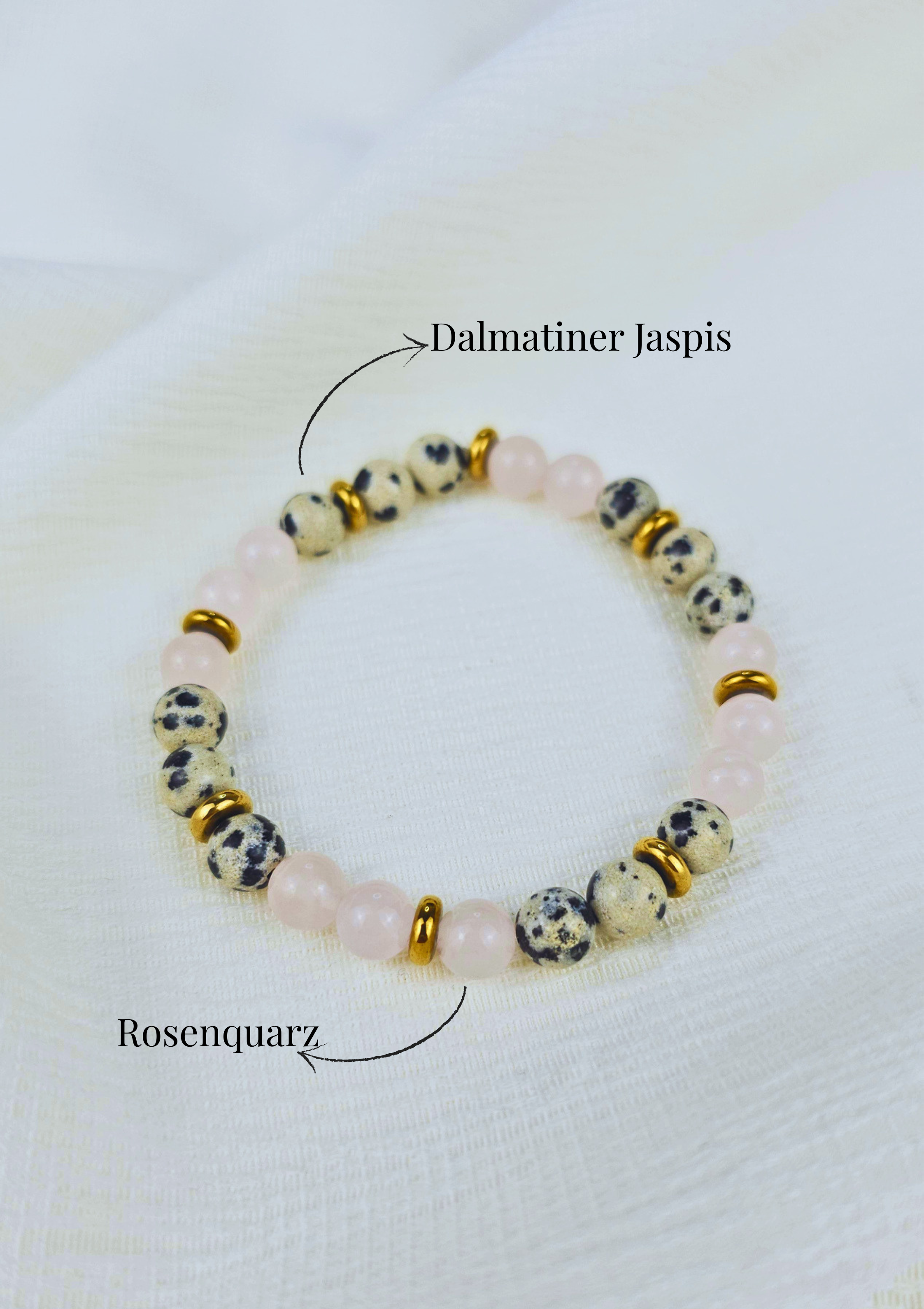 Liora Edelsteinarmband aus Rosenquarz und Dalmatiner Jaspis mit goldfarbenen Edelstahl-Details, handgefertigt von ASTIBLE.