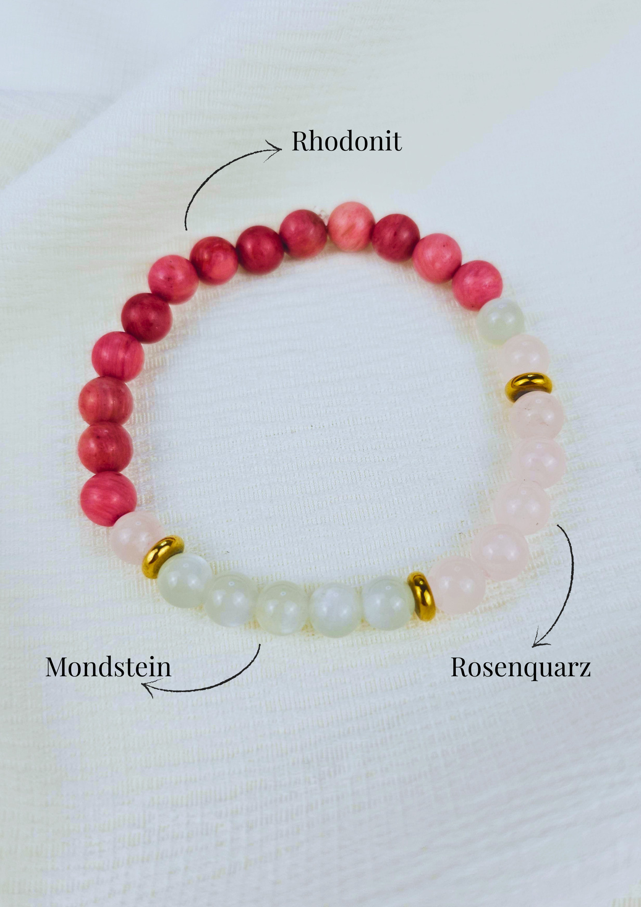 Amoria Edelsteinarmband aus Rhodonit, Mondstein und Rosenquarz mit goldfarbenen Details, handgefertigt von ASTIBLE.