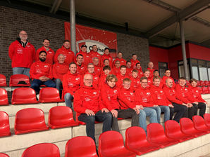 Kinder- und Jugendtrainer des VfL Oythe in ihrer neuen Ausstattung