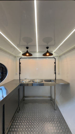 Modern aydınlatmalı lüks karavan içi ve krom tezgah.