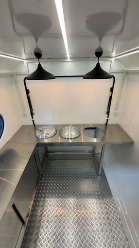 Lüks mobil karavan kafe içindeki paslanmaz çelik tezgah.