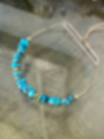 Jonc en or laminé 14 carats avec perles de turquoise – bijou artisanal unique Les Pierres de Tol