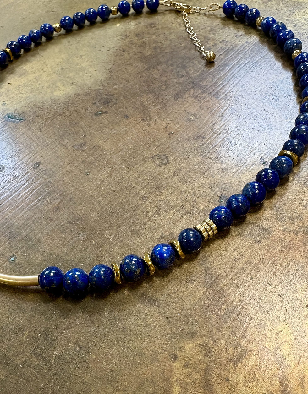 Détail des perles de lapis-lazuli et du tube en or laminé 14 carats