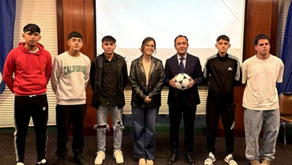 [BÍO BÍO] Cinco jóvenes chilenos viajan a Europa para probar suerte en el Bayern: ministro Pizarro los despidió