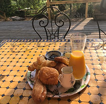 Petit déjeuner à la terrasse