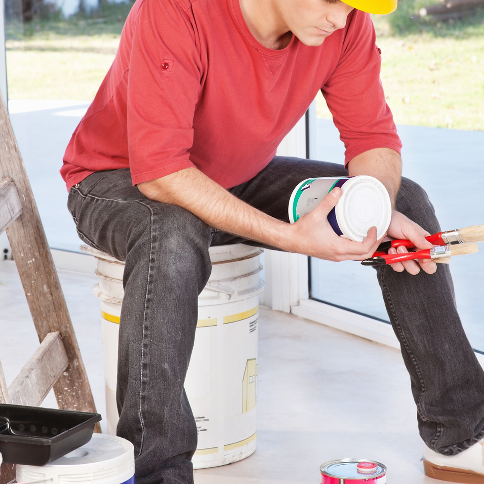 Leitura das instruções do fabricante antes da pintura, destacando a importância de seguir as recomendações técnicas para garantir aderência e durabilidade do acabamento.
