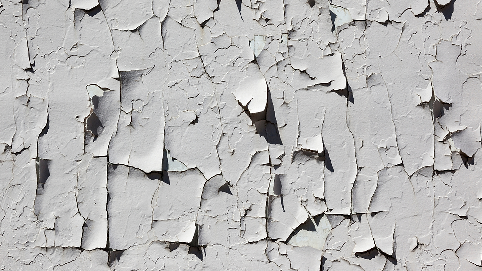 Tinta descascando indica perda de aderência causada por preparo inadequado da superfície, aplicação incorreta ou uso de produto inadequado.