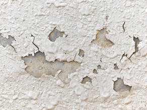 Tinta descascando na superfície, evidenciando falhas de aderência causadas por preparo inadequado, aplicação incorreta ou escolha errada do produto.