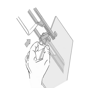 Hand hält Montagewerkzeug für Solarpanel