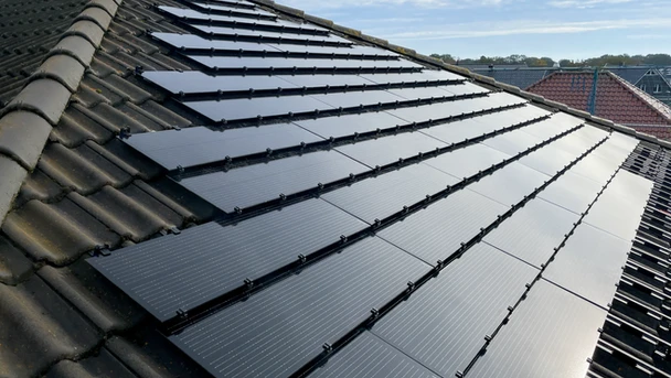 Solarmodule auf Ziegeldach installiert