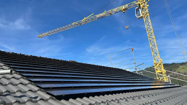 Solaranlage Montage auf Ziegeldach mit Kran