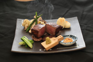 200gの塊肉をじっくり焼き上げた一品。当時は一部の人以外、まったくウケず(笑)早すぎました