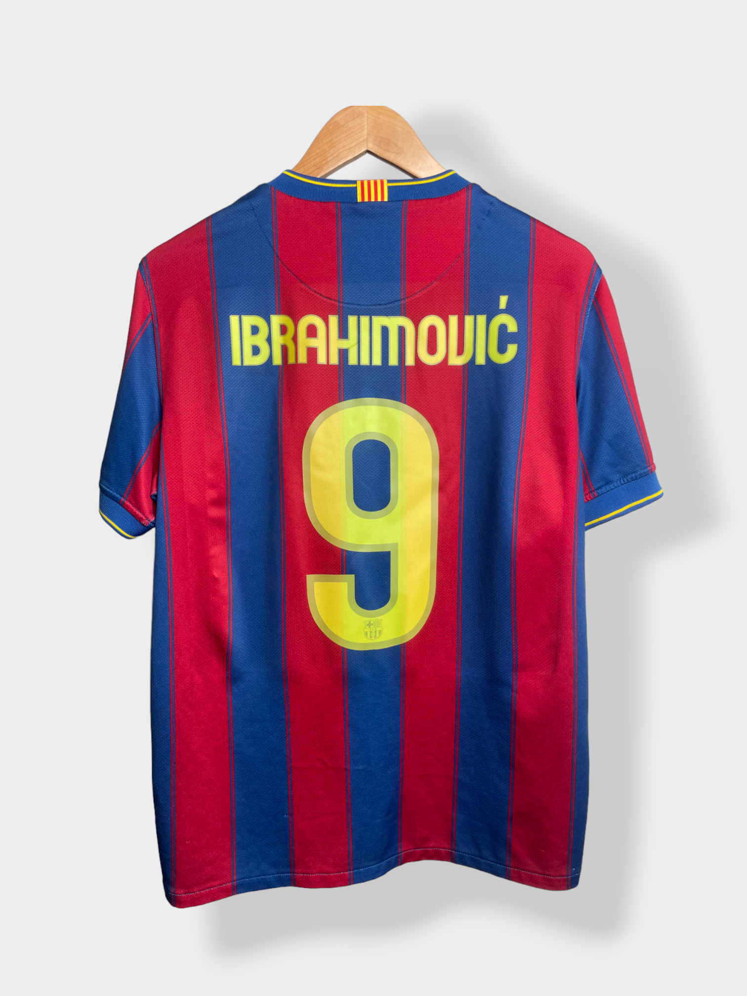 Nike Barcelona 09/10 Home Jersey - Ibrahimović #9 - M - USED: Very Good