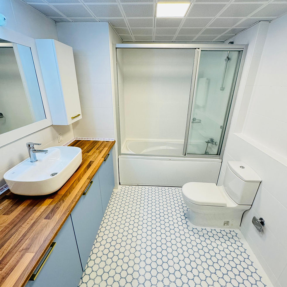 Banyo Dolaplarınızla Fayanslarınızı Uyumlu Hale Getirin: Banyo dolaplarınızın rengi, fayanslarınızla uyumlu olmadığında banyonuza karmaşık bir görünüm kazandırabilir. Profesyonel boyama hizmetimizle, banyo dolaplarınızı, fayanslarınızla ve kalebodurlarınızla mükemmel uyum sağlayacak şekilde yenileyebiliriz. Dolaplarınızı yeniden boyayarak, banyonuza estetik ve uyumlu bir görünüm kazandırabilirsiniz.