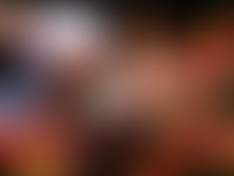 una niña duerme sobre un campo de flores