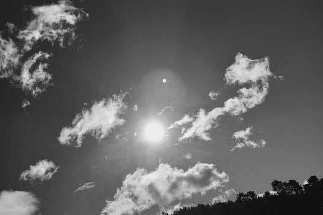 Nubes Artificiales. Nubes entrelazadas balan por el aire intranquilas.