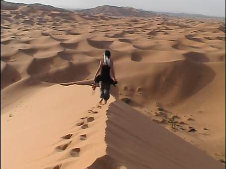 chica caminando por dunas película de Siminiani